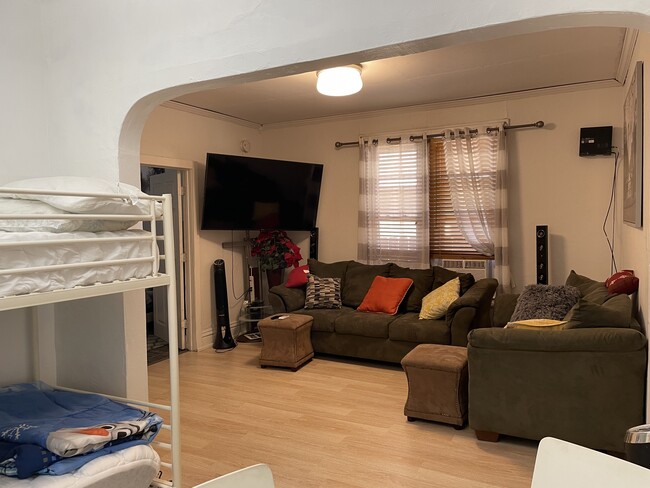 Building Photo - 1109 Ross Ave