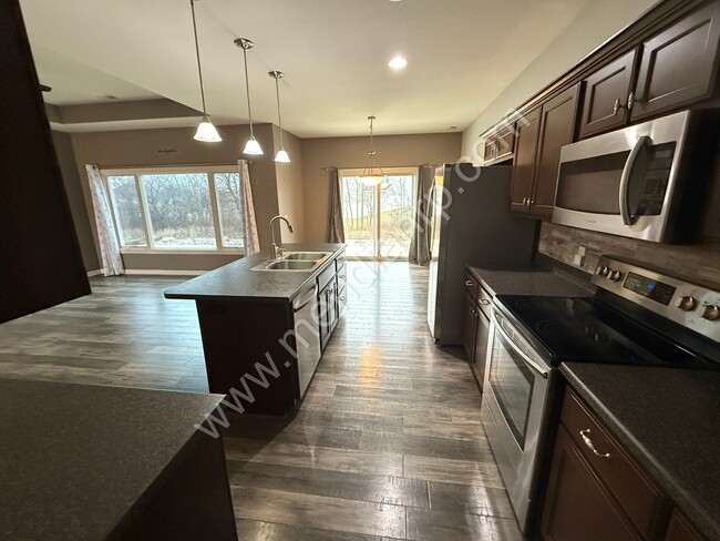 Building Photo - 473 Greenpointe Pkwy