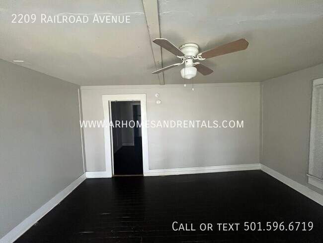 Foto del edificio - 2209 Railroad Ave