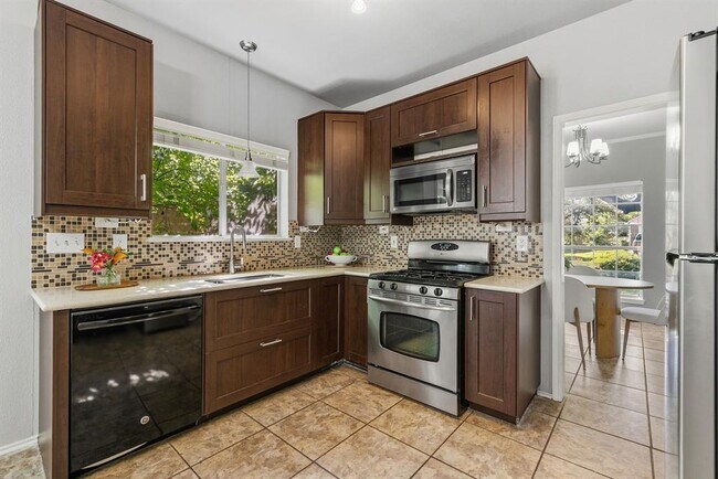 Building Photo - 2402 Sparrow Dr