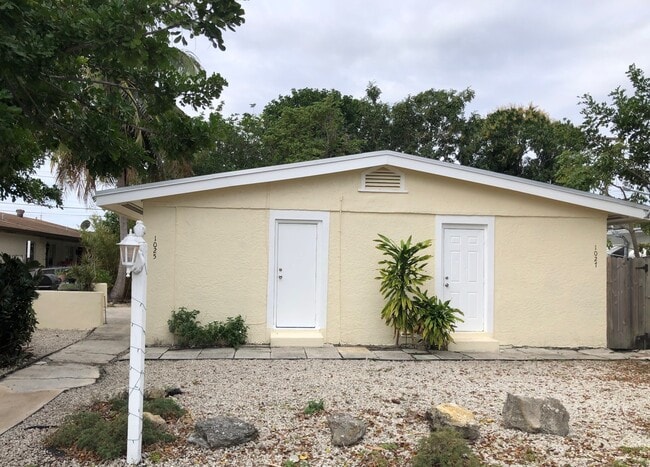 Photo - 1027 N H St Apartments