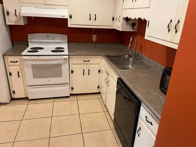 Foto del edificio - Great home near Floral Park