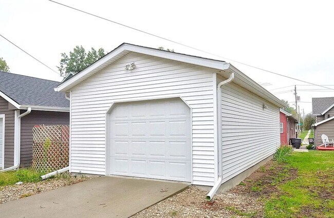 Building Photo - Downtown Bungalow