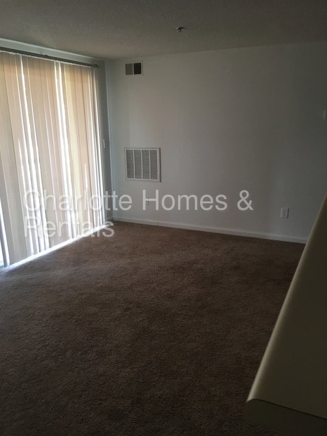 Building Photo - 1649 Arlyn Cir