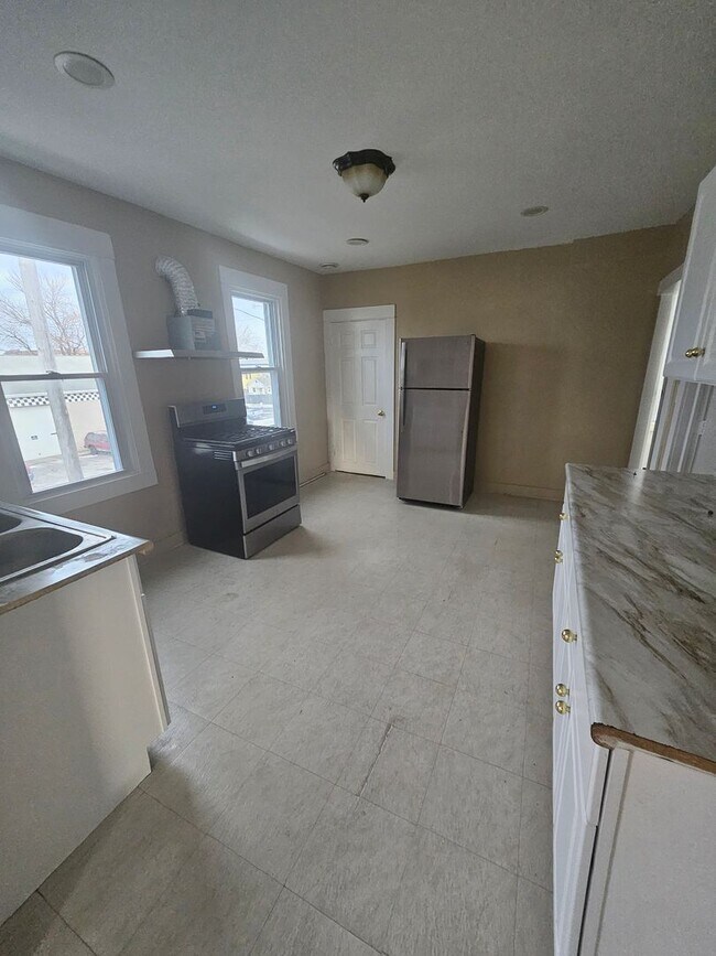 Foto del edificio - Upper 3 bedroom unit west side