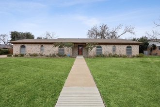 Building Photo - 4104 Plantation Dr