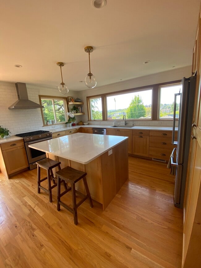 Foto del edificio - 4051 38th Ave SW