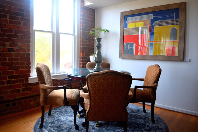 dining area - 229 N Poplar St