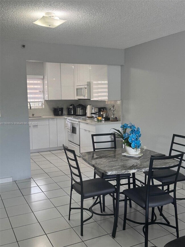 Foto del edificio - 7965 W 30th Ct