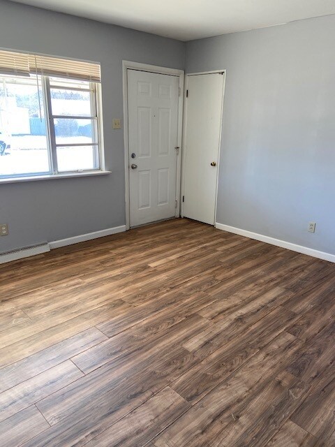 Building Photo - Spacious Home with Fully Fenced Back Yard