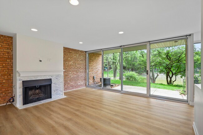 Foto del edificio - 6018 E Lake Dr