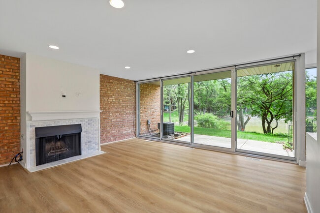 Building Photo - 6018 E Lake Dr