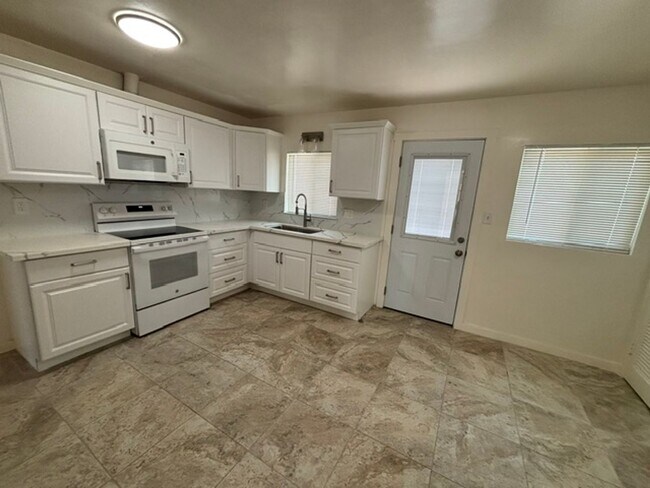 Foto del edificio - 1249 Sandalwood Dr