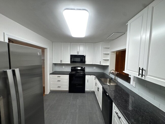 Foto del edificio - 4 bedroom 2.5 bath house with large yard!!