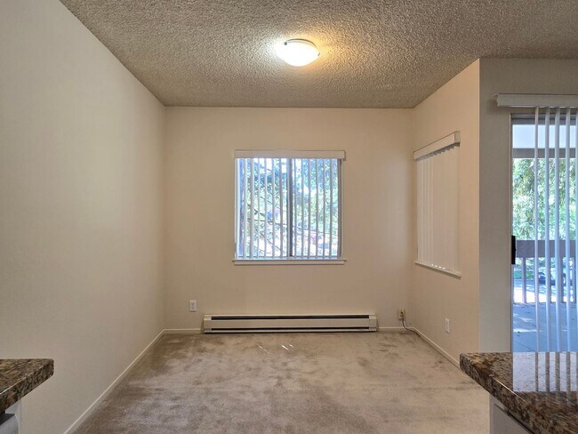 Foto del edificio - Spacious Upstairs Condo, Balcony, Storage,...