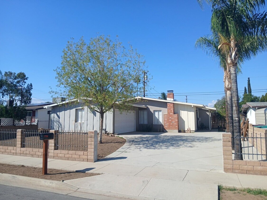 Building Photo - Moreno Valley home ready to move in