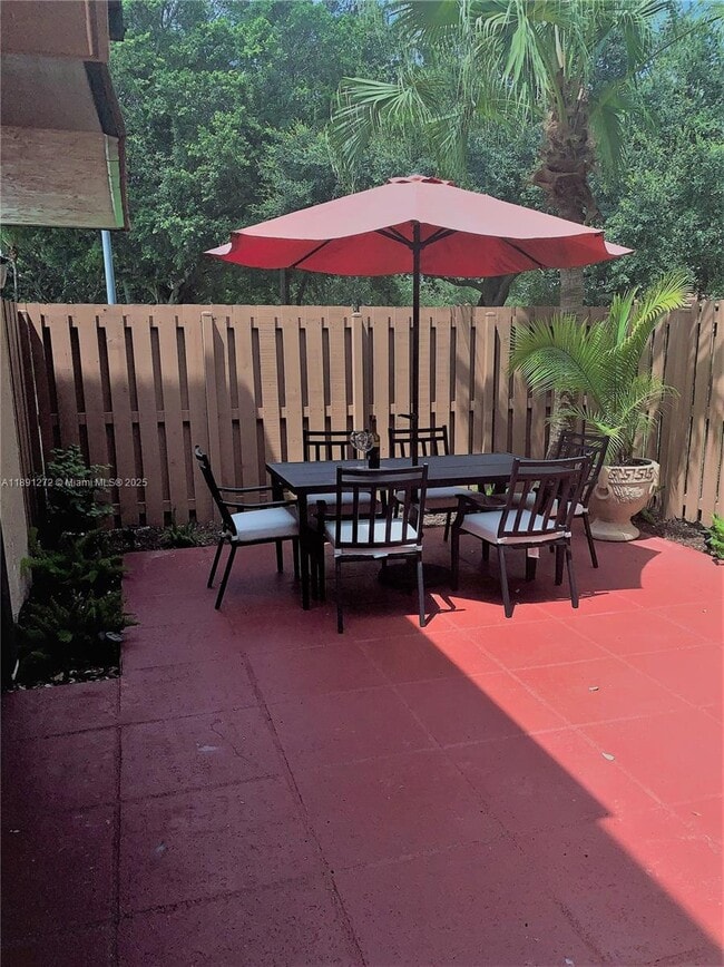 Building Photo - 2561 Camelot Ct
