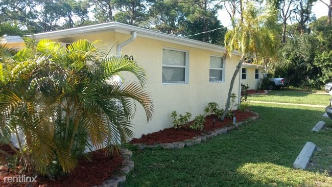 Building Photo - 2 br, 1 bath Apartment - 80-104 N. Mango