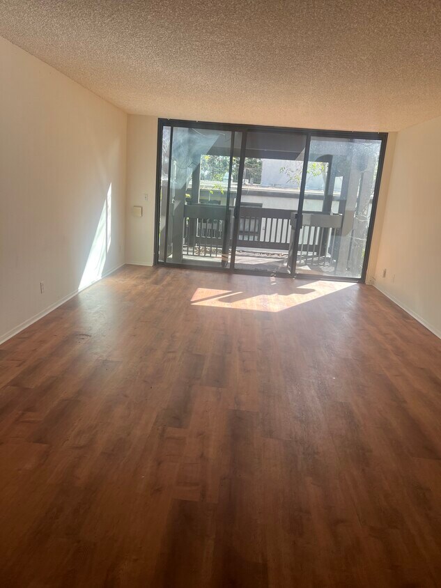 Living room/balcony - 7742 Redlands St