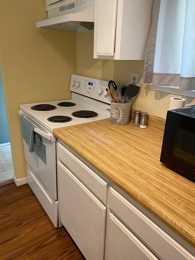 Kitchen - 1700 Glenbrook Dr