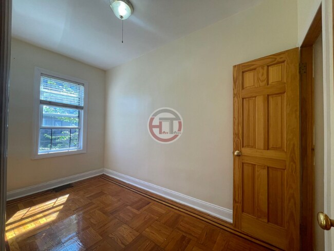 Foto del edificio - 2821 Roebling Ave