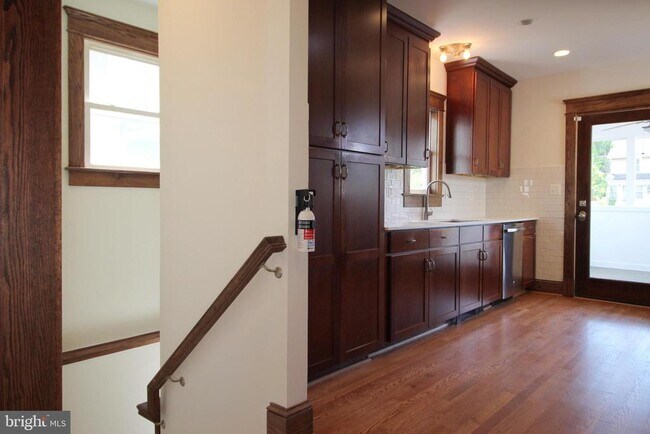 Foto del edificio - 2417 Otis St NE