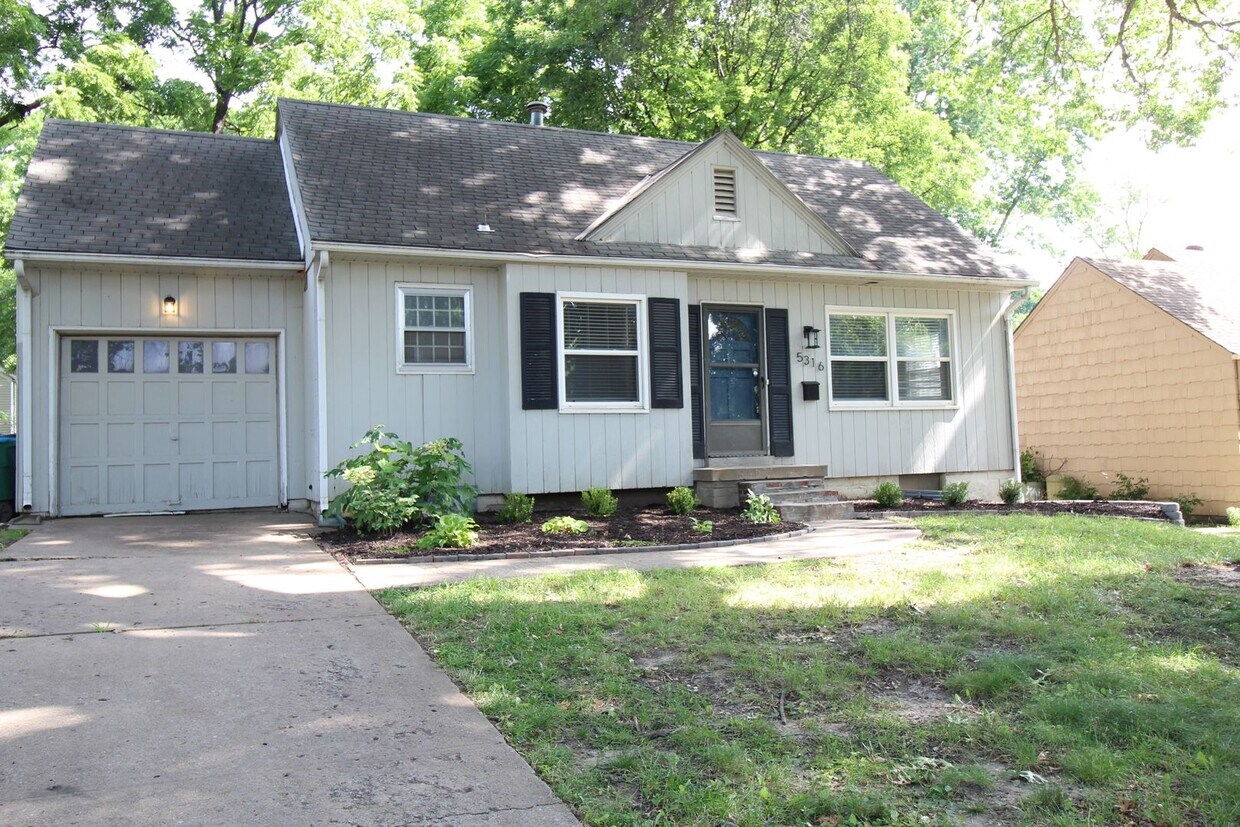 Primary Photo - 2 Bedroom 1 Bath Home in Roeland Park