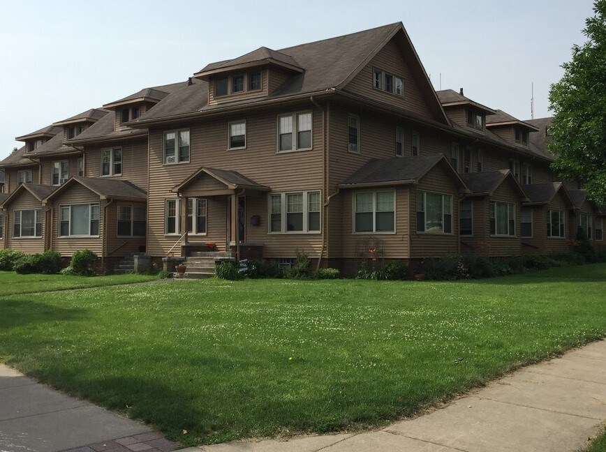 Foto principal - Townhomes at Monroe and Crossman