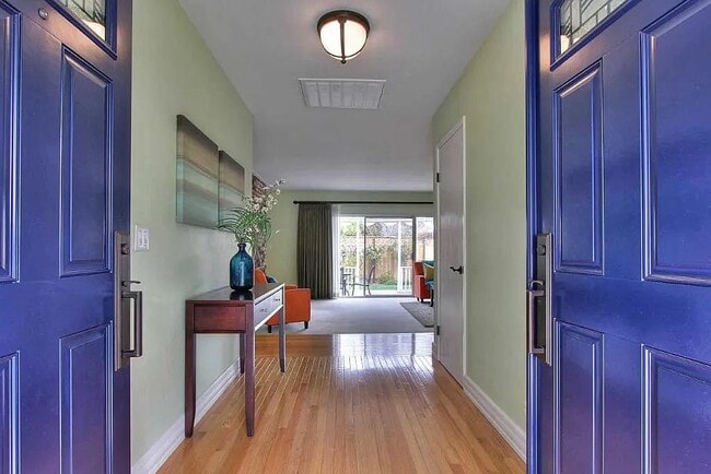 Foto del edificio - 1691 Morning Glory Ln