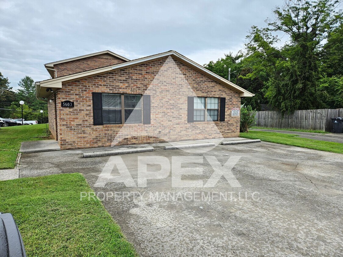 Foto principal - Cute 2 Bd - 1 Ba Single Family Brick Home ...