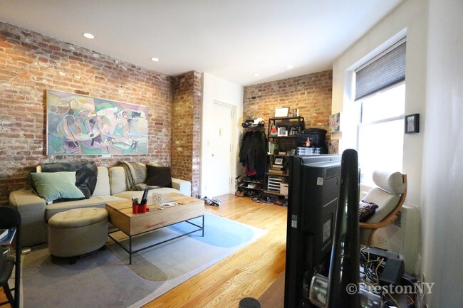 Foto del edificio - 61 W 10th St