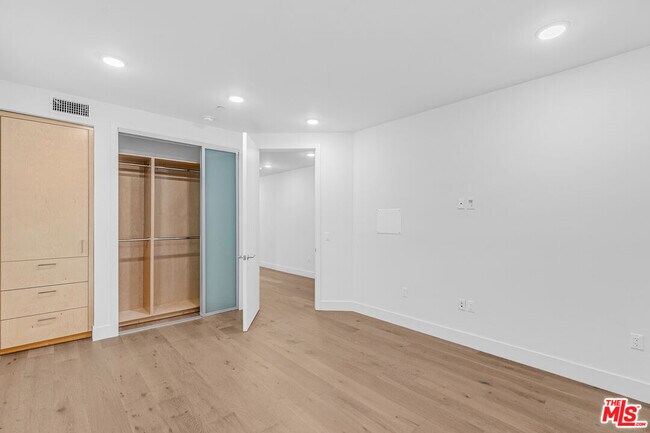 Foto del edificio - 2000 Beachwood Dr