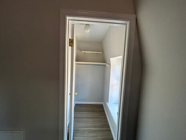 Building Photo - 514 W Queen Lane 3RD floor  ONLY with PHA ...