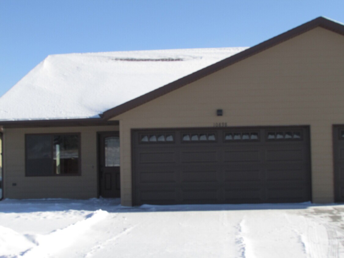 Foto principal - 3 BEDROOM | 2 BATH | GARAGE | NEWER TOWNHO...