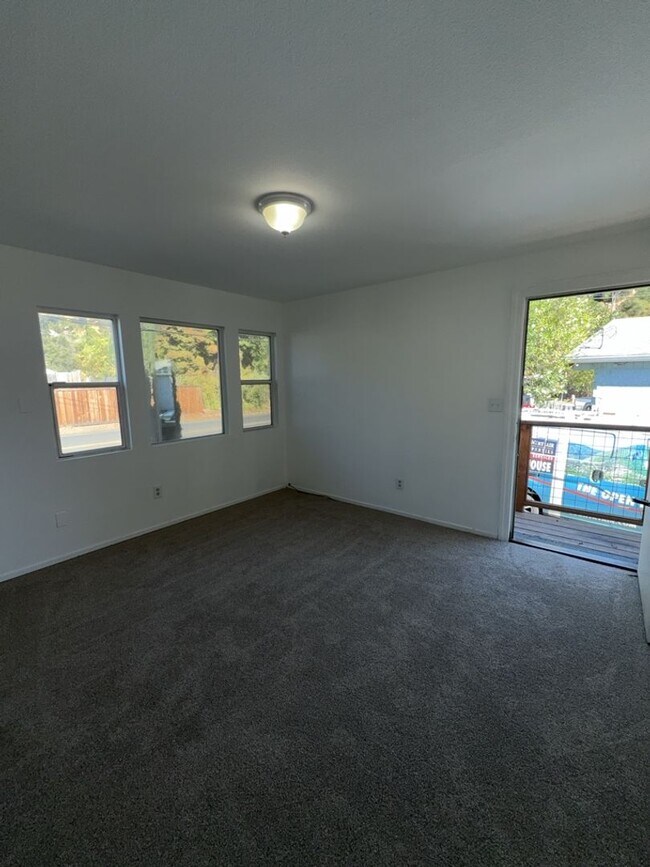 Foto del edificio - 13445 Lakeshore Dr