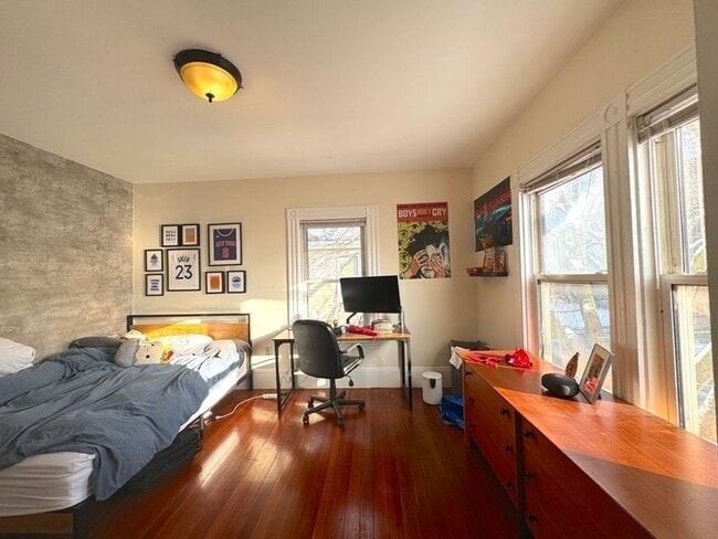 Foto del edificio - Four bedroom Two bath near BU