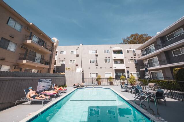 piscina XL brillante - 411 Kelton Ave