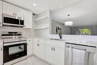 Building Photo - 2202 Lucaya Bend