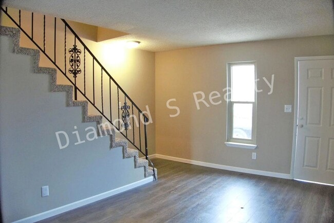 Building Photo - 2 Bedroom Townhome Unit Available - South ...