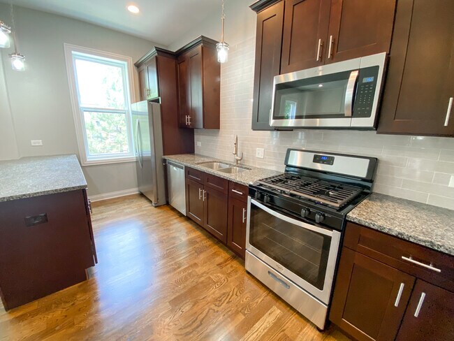 Building Photo - 2020 N Oakley Ave