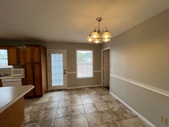 Building Photo - Great 3 BR 2 Bath Available Immediately in...