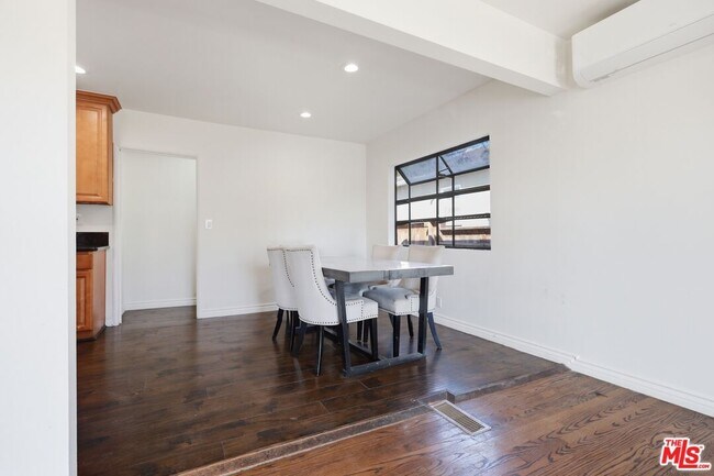 Foto del edificio - 9741 Alcott St