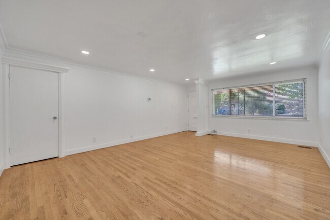 Foto del edificio - 4944 Crestwood Way