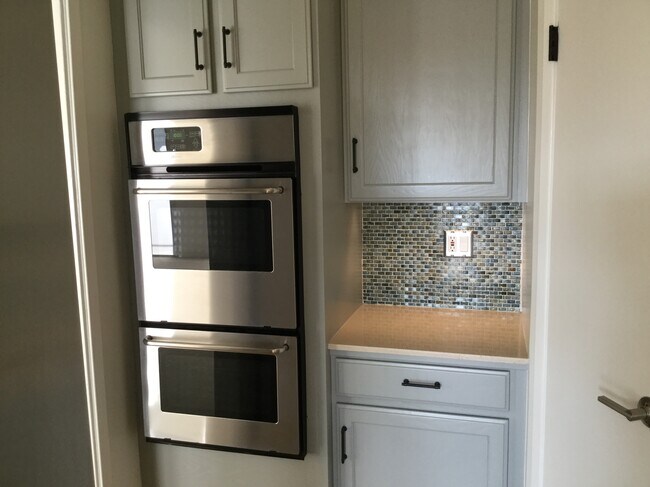 Double oven - 516 San Vicente Blvd