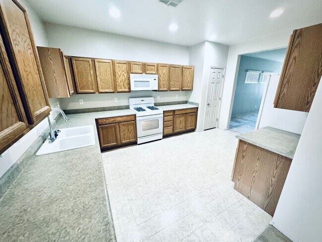 Building Photo - *VERY NICE SINGLE STORY HOME IN "ANTHEM HI...