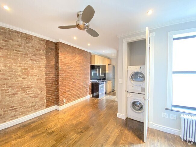 Building Photo - BEAUTIFUL SUN-KISSED NO-FEE 1 BED IN PRIME...