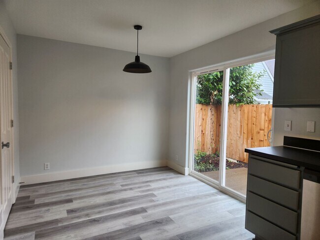 Foto del edificio - Recently Renovated 3 Bedroom Campus Duplex!