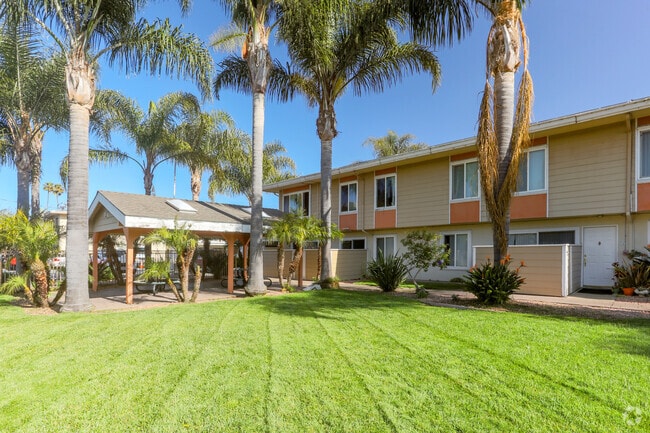 Building Photo - Latham Court Apartments