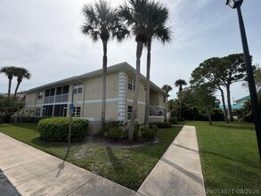 Building Photo - 1546 SE Royal Green Cir