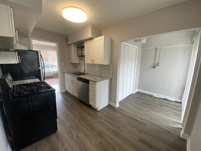 Foto del edificio - Spacious Single-Family Home for Rent in Euclid — Great Location & Ready to Move In!